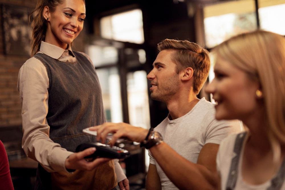 Filas no caixa? Veja como o pagamento no cartão agiliza padarias e restaurantes